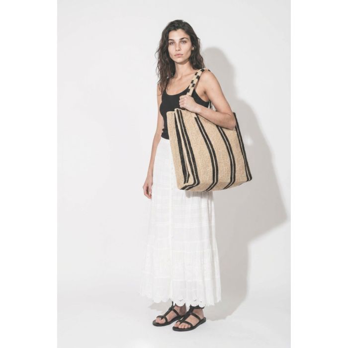 Grand Cabas Raffia Weekender Vacation Road Gabriele Frantzen en raphia rayé écru et noir, porté à l'épaule.