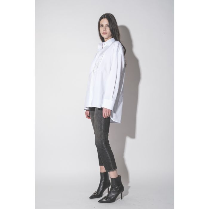 Chemise oversize Bib Golden Goose en popeline de coton blanc, portée de profil.