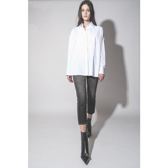 Chemise oversize Bib Golden Goose en popeline de coton blanc, portée avec un jean Boy straight R13.