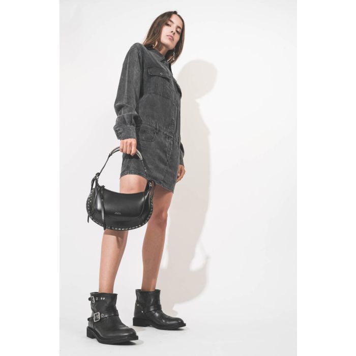 Boots de biker en cuir noir sangle finition argenté Golden Goose. Porté avec une mini-robe.