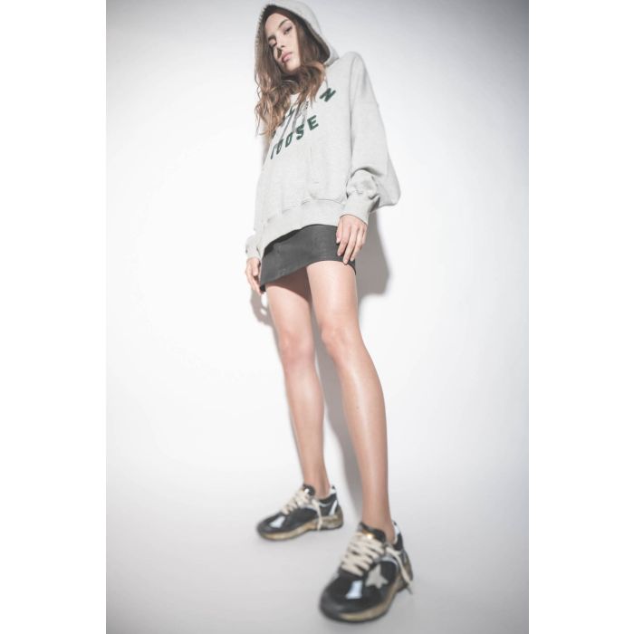 Baskets Running Dad noir et argent 90282 Golden Goose femme. Porté avec une mini-jupe en cuir noir.