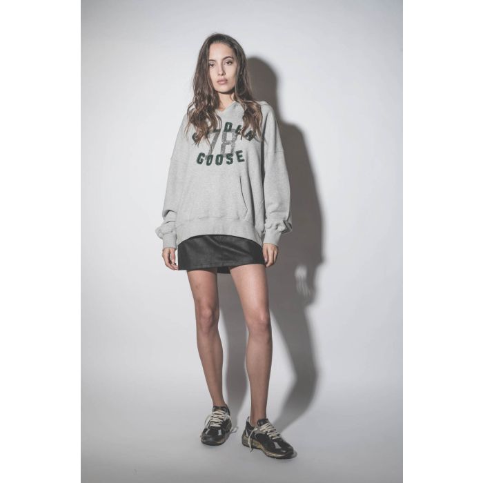 Baskets Running Dad noir et argent 90282 Golden Goose femme. Porté avec un sweatshirt à capuche à logo.