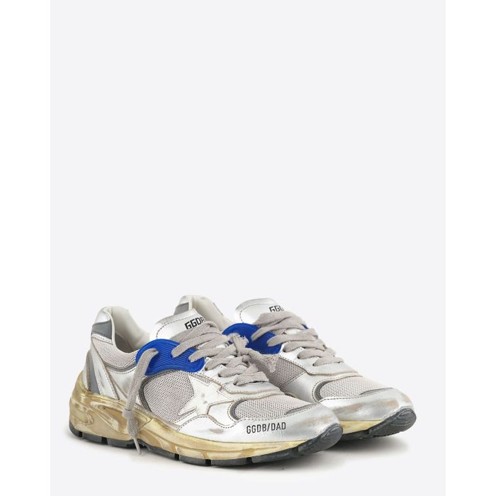 Sneakers Running Dad Silver White 70137 Golden Goose en cuir argent, résille grise, étoile blanche, semelles dorées. Vue de face.