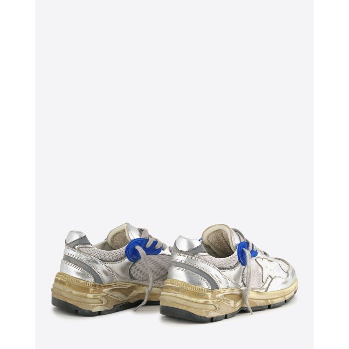 Sneakers Running Dad Silver White 70137 Golden Goose en cuir argent, résille grise, étoile blanche, semelles dorées. Vue de dos.