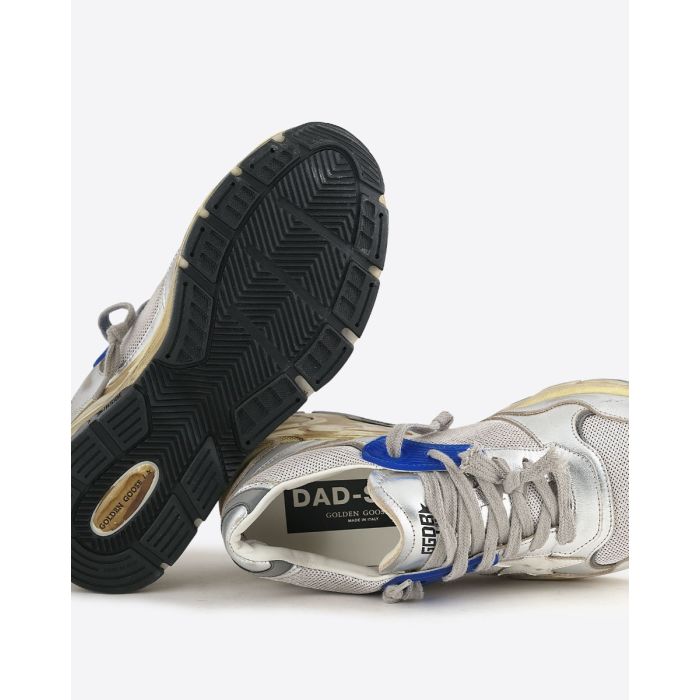 Sneakers Running Dad Silver White 70137 Golden Goose en cuir argent, résille grise, étoile blanche, semelles dorées. Détails des semelles.