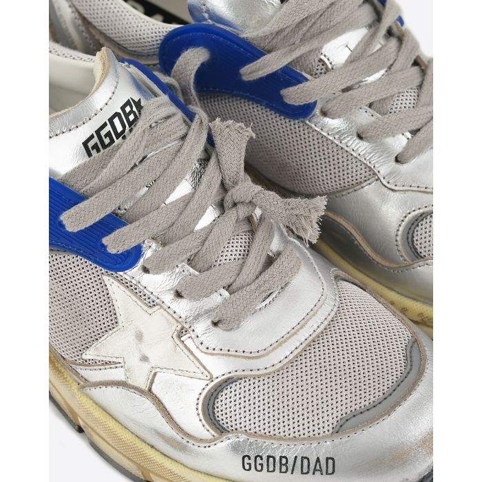 Sneakers Running Dad Silver White 70137 Golden Goose en cuir argent, résille grise, étoile blanche, semelles dorées. Détails des lacets gris.