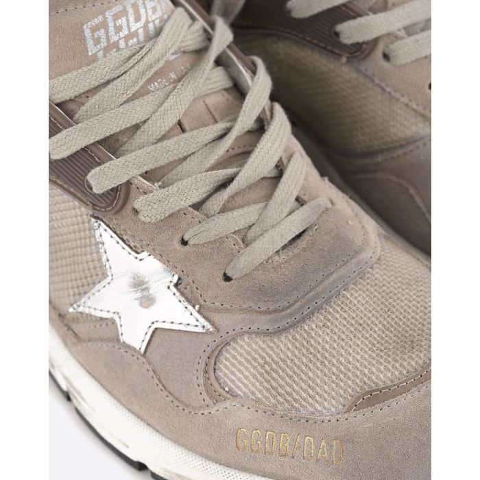Sneakers Running Dad Golden Goose femme en cuir et résille beige, étoile en cuir lisse argent. Détail des lacets beige et du logo GGDB / DAD.