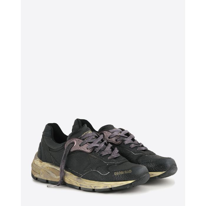 Sneakers Running Dad Golden Goose en cuir craquelé noir, étoile noire, semelle dorée. Vue de face.