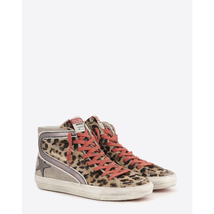 Sneakers Slide Golden Goose en cuir taupe léopard, étoile bronze, lacets orange. Vue de face.