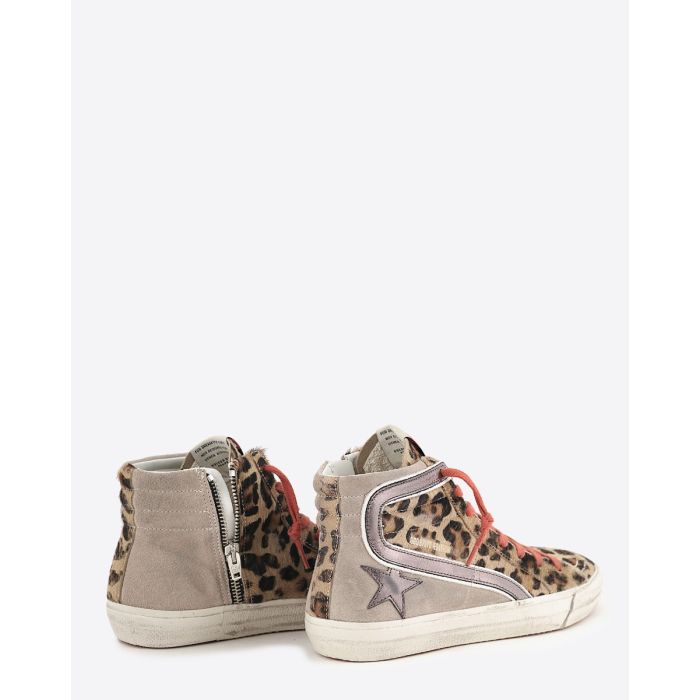 Sneakers Slide Golden Goose en cuir taupe léopard, étoile bronze, lacets orange. Vue de dos.