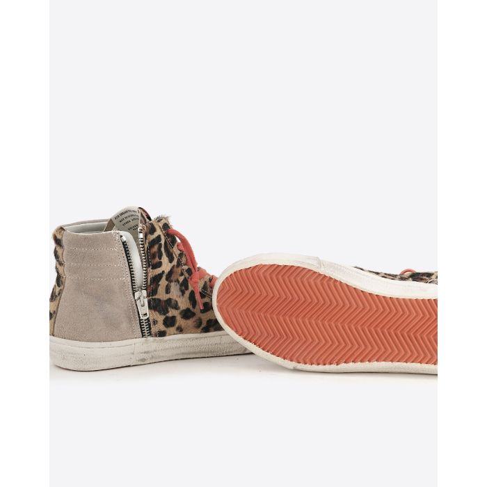 Sneakers Slide Golden Goose en cuir taupe léopard, étoile bronze, lacets orange.  Détails des semelles.