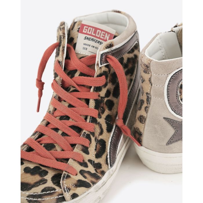 Sneakers Slide Golden Goose en cuir taupe léopard, étoile bronze, lacets orange. Détails des lacets orange.