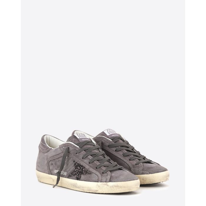 Sneakers Superstar Golden Goose femme en daim gris, étoile à paillettes. Vue de face.