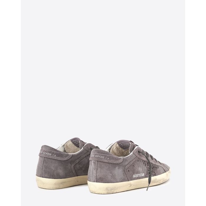 Sneakers Superstar Golden Goose femme en daim gris, étoile à paillettes. Vue de dos.