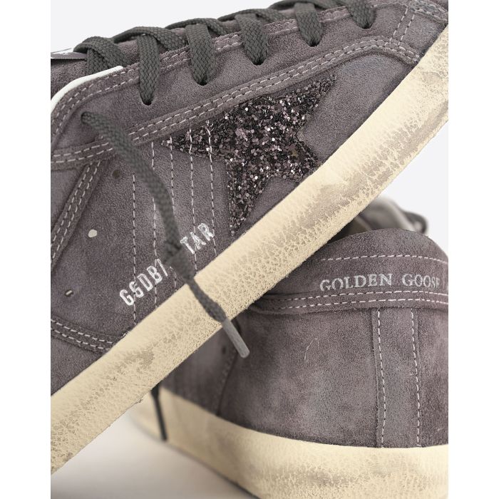Sneakers Superstar Golden Goose femme en daim gris, étoile à paillettes. Détail de l'étoile.