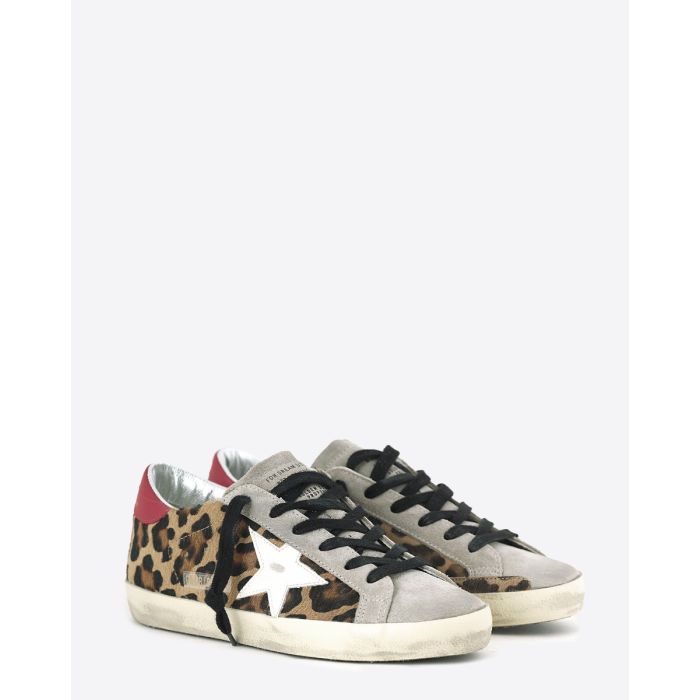 Sneakers superstar 15868 Golden Goose femme en pony léopard arrière rouge, étoile blanche. Vue de face.