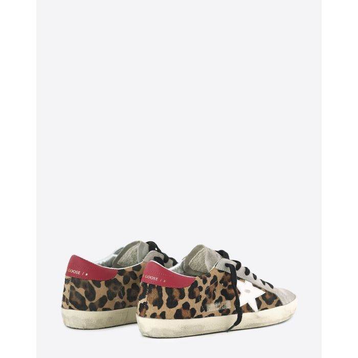 Sneakers superstar 15868 Golden Goose femme en pony léopard arrière rouge, étoile blanche. Vue de dos.