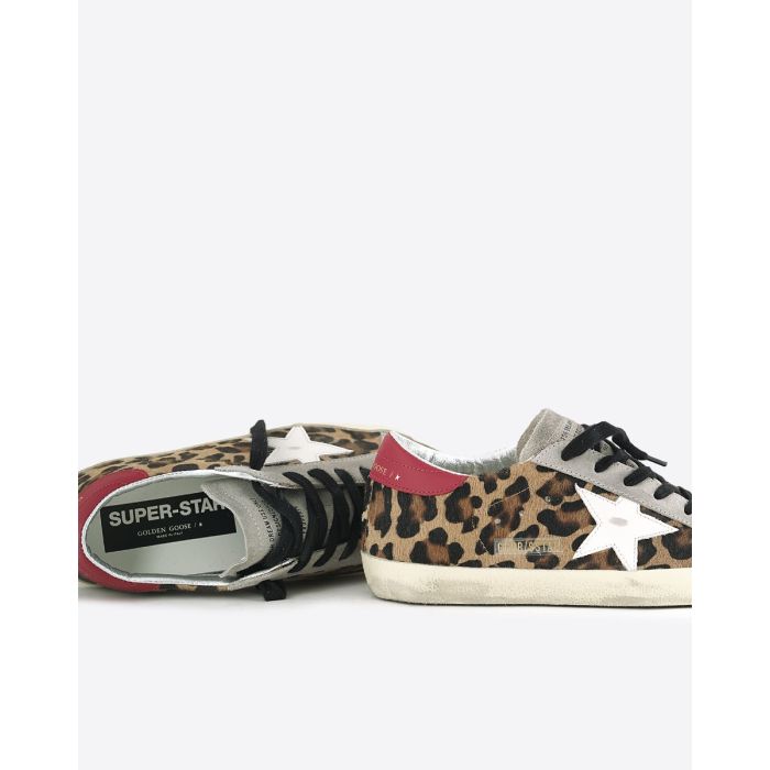 Sneakers superstar 15868 Golden Goose femme en pony léopard arrière rouge, étoile blanche. Détails.