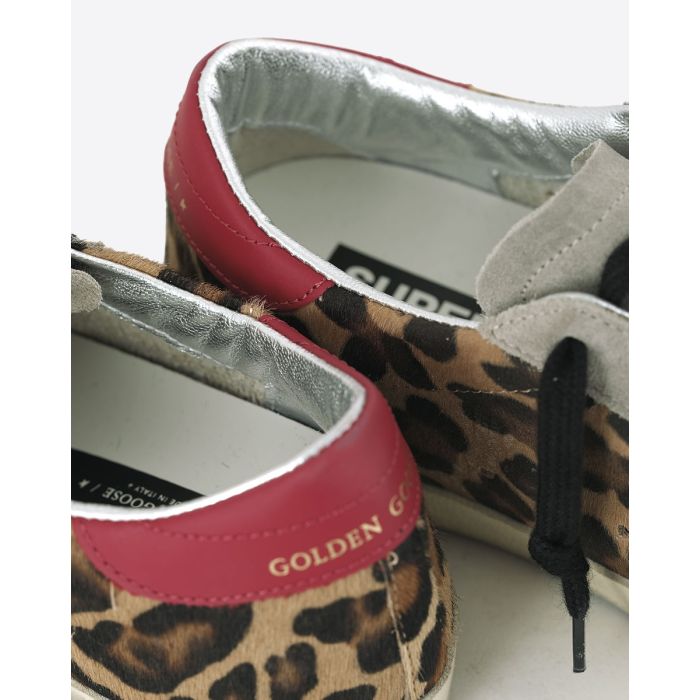 Sneakers superstar 15868 Golden Goose femme en pony léopard arrière rouge, étoile blanche. Détail matière.