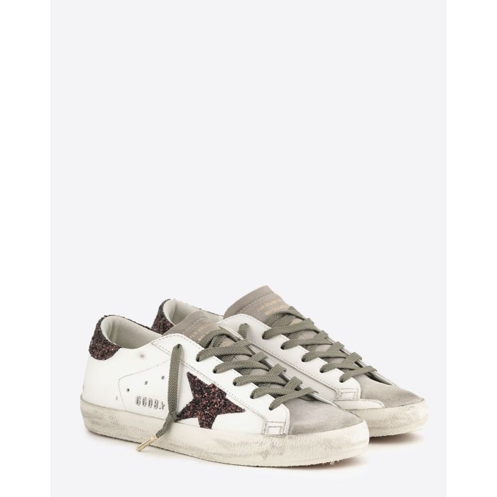 Sneakers Superstar Golden Goose femme en cuir blanc avec étoile et talon arrière à paillettes marron. Vue de face.