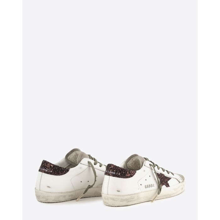 Sneakers Superstar Golden Goose femme en cuir blanc avec étoile et talon arrière à paillettes marron. Vue de dos.