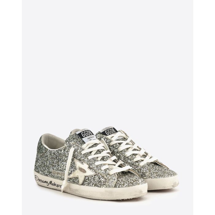 Sneakers Superstar Golden Goose femme à paillettes argentées avec des reflets verts, étoile en cuir lisse doré. Vue de face.