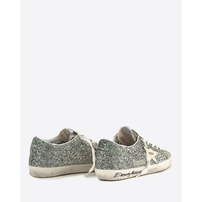 Sneakers Superstar Golden Goose femme à paillettes argentées avec des reflets verts, étoile en cuir lisse doré. Vue de dos.