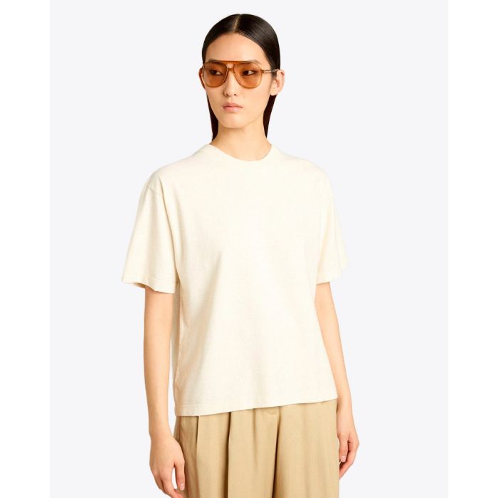Tee-shirt manches courte Relaxed Fit Golden Goose en coton écru logo inversé « GOLDEN » dans le dos, porté de face.