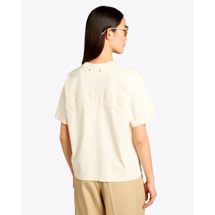 Tee-shirt manches courte Relaxed Fit Golden Goose en coton écru logo inversé « GOLDEN » dans le dos, porté de dos.