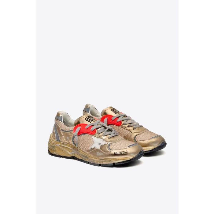 Sneakers Running Dad Star Golden Goose homme en cuir lamé et résille doré, étoile en cuir lisse blanc cassé. Vue de face.