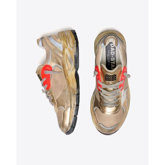 Sneakers Running Dad Star Golden Goose homme en cuir lamé et résille doré, étoile en cuir lisse blanc cassé. Vue de haut.