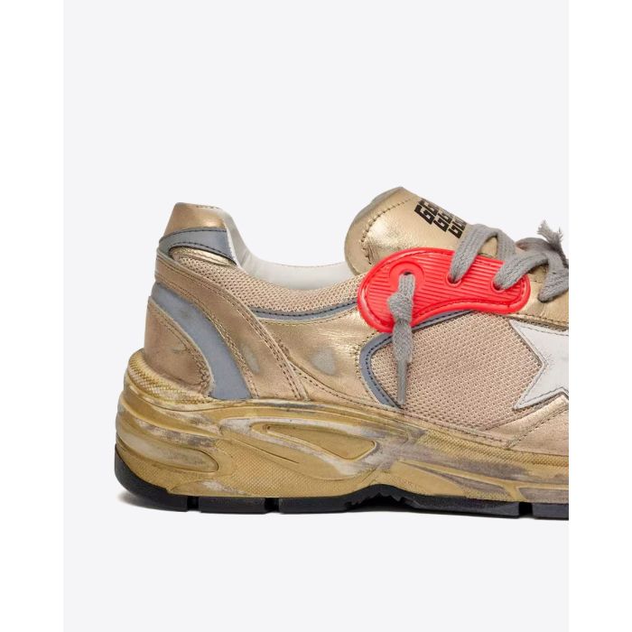 Sneakers Running Dad Star Golden Goose homme en cuir lamé et résille doré, étoile en cuir lisse blanc cassé. Détail de la semelle.