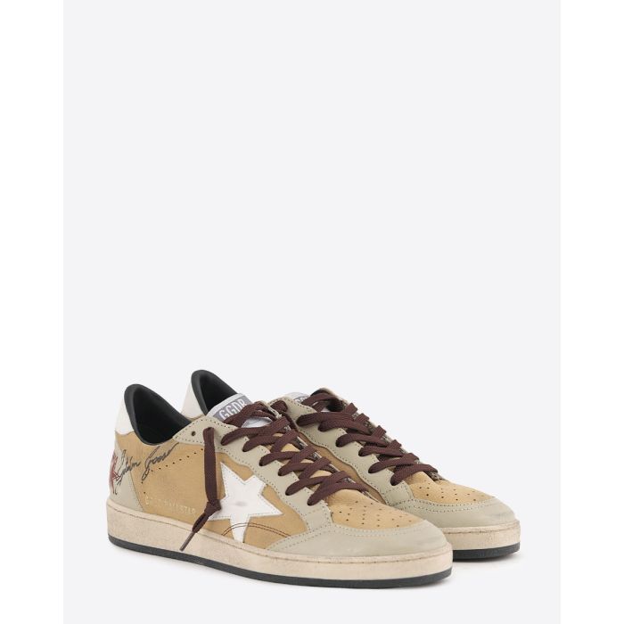 Sneakers Ball Star Golden Goose homme en cuir beige, empiècement écru, étoile blanche arrière blanc. Signature volontairement usé "Golden Goose" effet graffiti sur le côté. Lacets bordeaux. Vue de face.