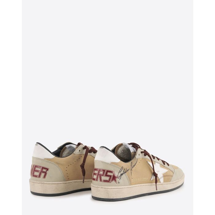 Sneakers Ball Star Golden Goose homme en cuir beige, empiècement écru, étoile blanche arrière blanc. Signature volontairement usé "Golden Goose" effet graffiti sur le côté. Lacets bordeaux. Vue de dos.
