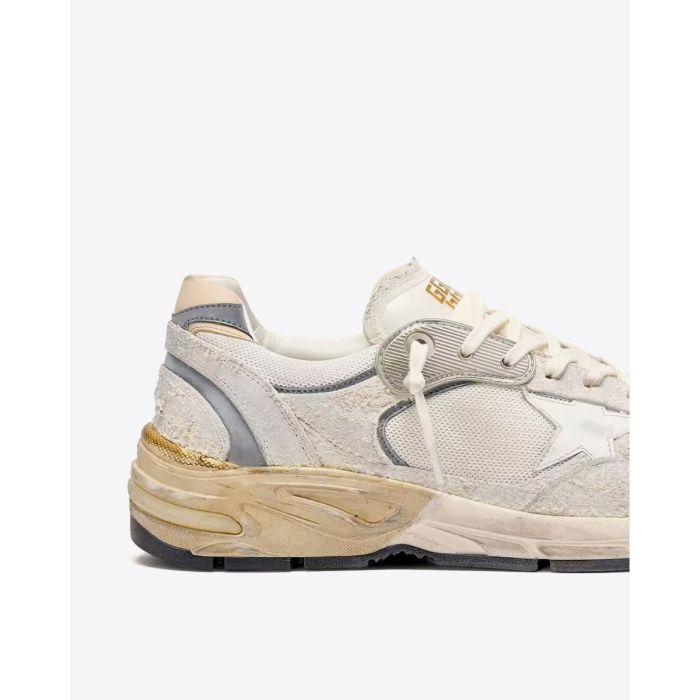 Sneakers Running Dad écru étoile argent Golden Goose pour homme. Détail de la semelle dorée.
