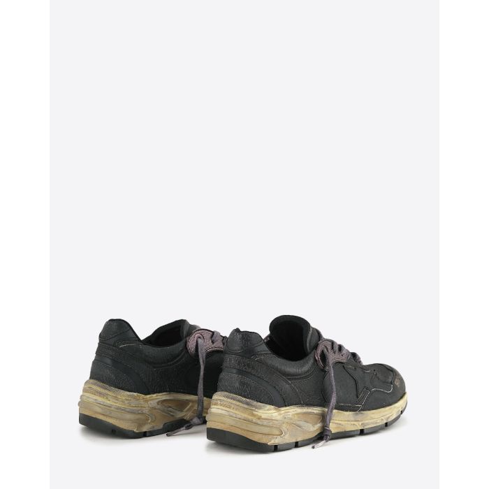 Sneakers Running Dad Golden Goose homme en cuir craquelé noir, étoile noire. Vue de dos.