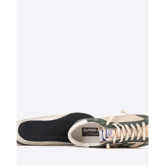 Golden Goose homme sneakers Super-Star LTD en résille couleur crème et cuir nappa vert et étoile verte. Détail des semelles.