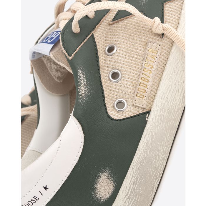 Sneakers Super-Star LTD Golden Goose homme en résille couleur crème et cuir nappa vert et étoile verte. Détail des matières.
