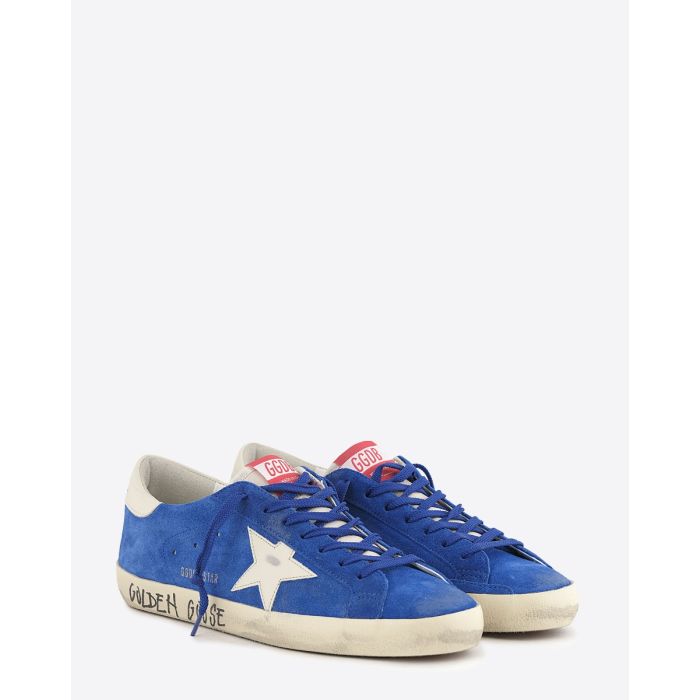 Sneakers Superstar Golden Goose homme en cuir suédé bleu, étoile blanche, arrière en cuir blanc. Vue de face.