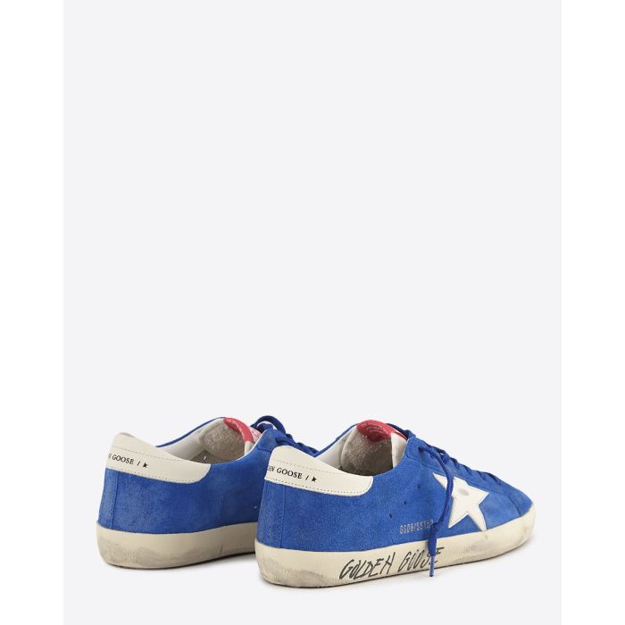 Sneakers Superstar Golden Goose homme en cuir suédé bleu, étoile blanche, arrière en cuir blanc. Vue de dos.