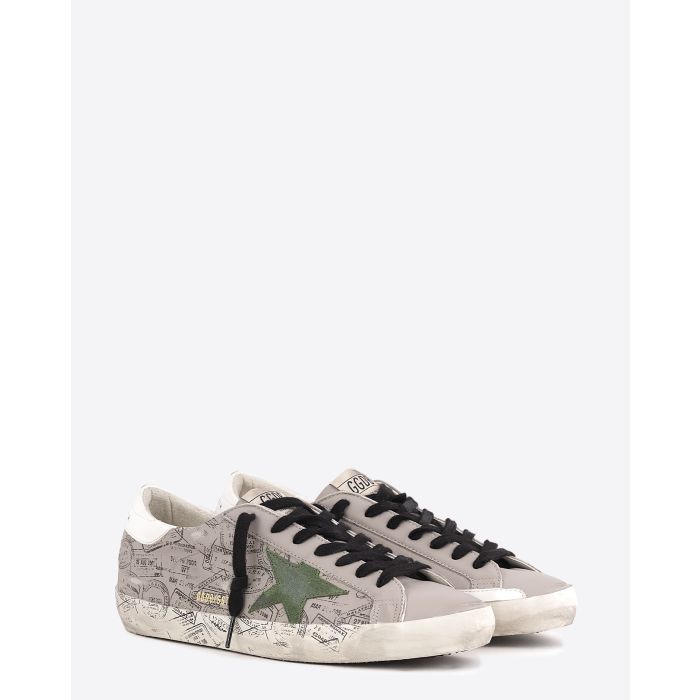 Sneakers Super-Star Golden Goose Homme en cuir taupe avec graffitis noirs arrière blanc étoile en cuir vert et lacet noir. Face.