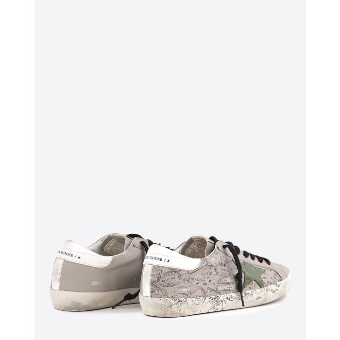 Sneakers Super-Star Golden Goose Homme en cuir taupe avec graffitis noirs arrière blanc étoile en cuir vert et lacet noir. Arrière.
