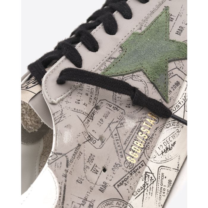 Sneakers Super-Star Golden Goose Homme en cuir taupe avec graffitis noirs arrière blanc étoile en cuir vert et lacet noir. Détails des matières. 