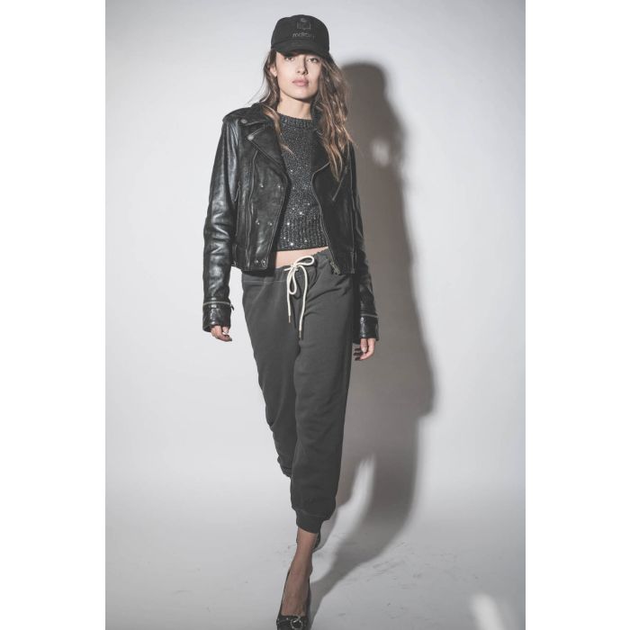 Blouson Perfecto en cuir brillant noir Nevada Golden Goose. Porté de face.
