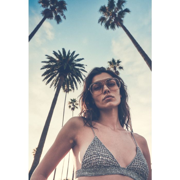 Soutien gorge perles argentées Golden Goose porté avec des lunettes de soleil Charlie Golden Goose.