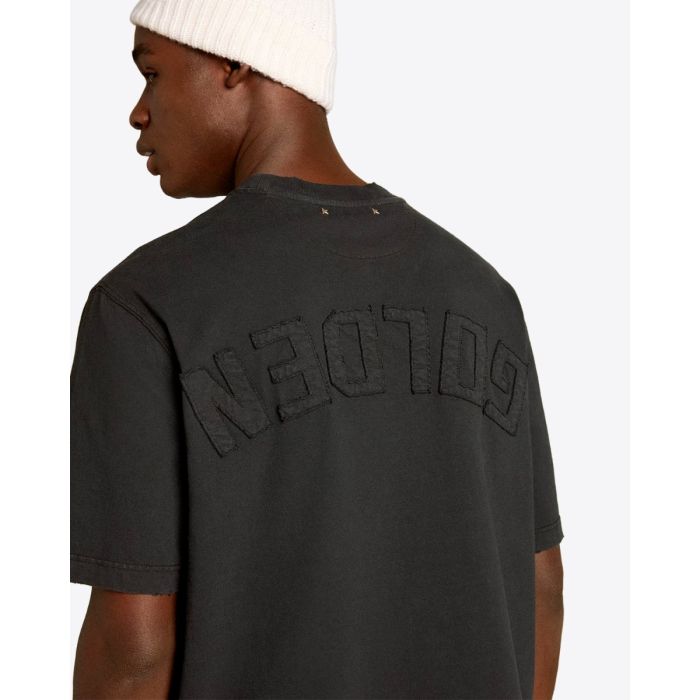 Tee-shirt Relaxed Fit Golden Goose Unisexe en coton noir logo « GOLDEN » inversé dans le dos, porté de dos.