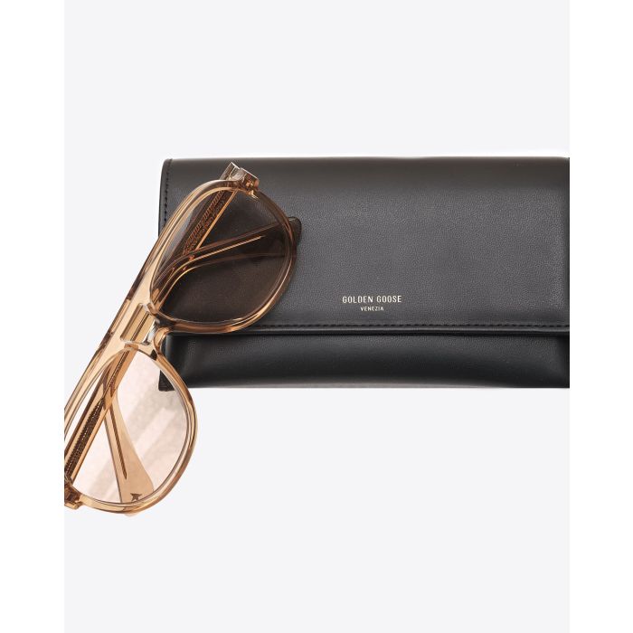 Lunettes de soleil Charlie Golden Goose coloris miel vues de face avec sa pochette en cuir noire.