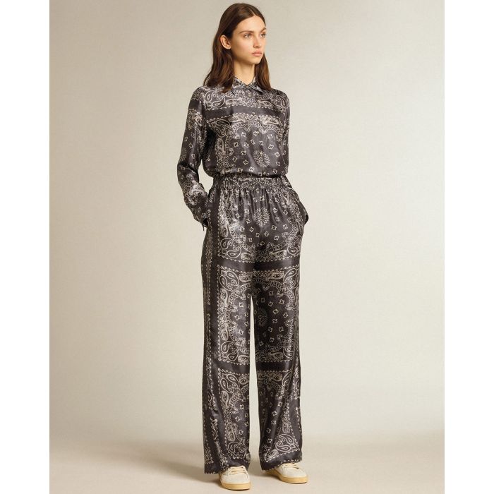 Pantalon large en viscose imprimé Bandana anthracite Paisley Golden Goose. Porté de face. 