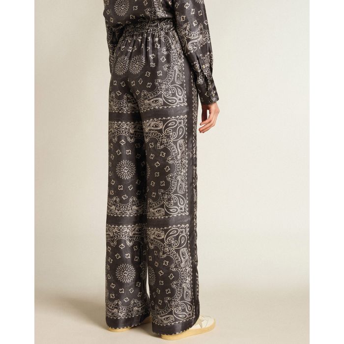 Pantalon large en viscose imprimé Bandana anthracite Paisley Golden Goose. Porté de dos.