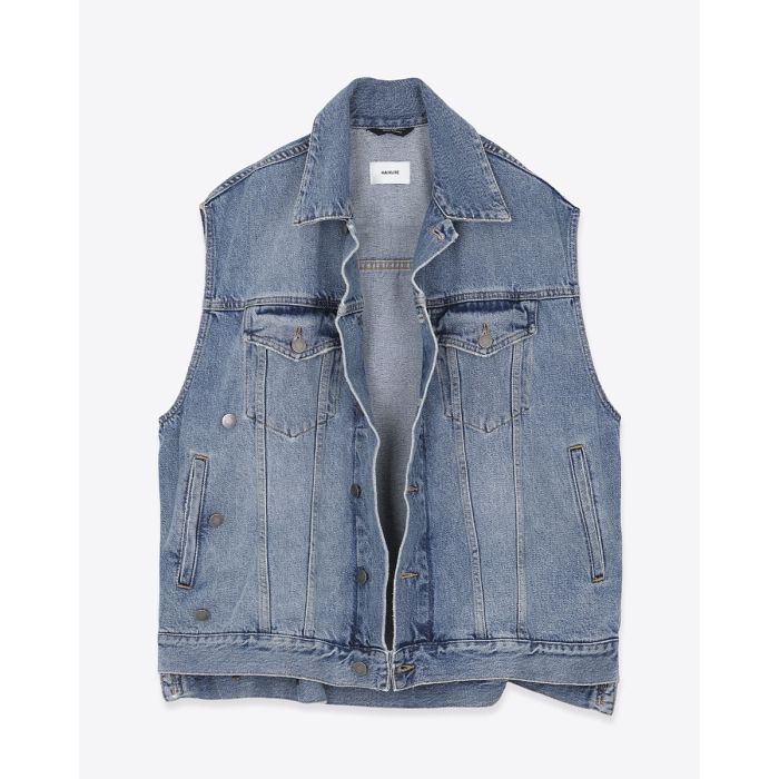 Veste sans manches oversize Janette Haikure en jean bleu délavé Nordic Blue. Vue de face, ouverte.